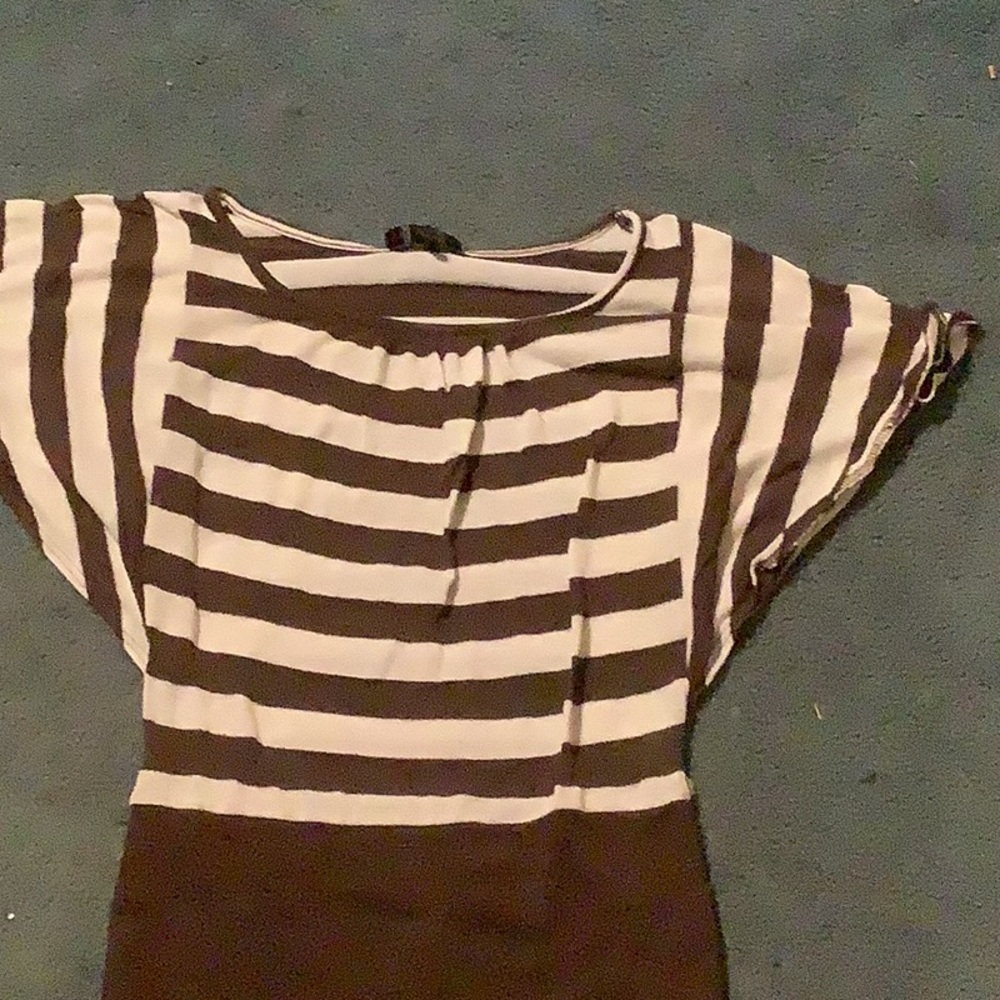 Is byer sweater shirt  short sleeves size small.